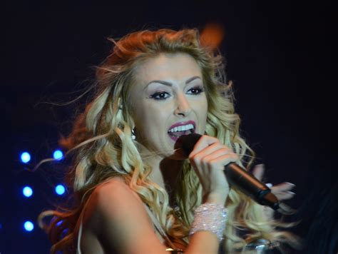 andreea esca în pizda goală|Andreea Balan sanii si pizda goala .